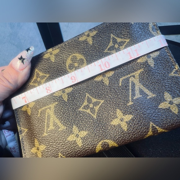 Louis Vuitton vintage Toiletry Pouch in the iconic Monogram coated canvas. EUC - Picture 12 of 14